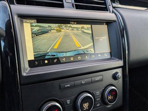 Used 2019 Land Rover Discovery SE image 18