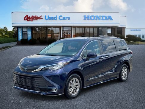 Used 2022 Toyota Sienna XLE FWD image 1