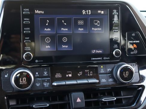 Used 2022 Toyota Highlander XLE FWD image 29