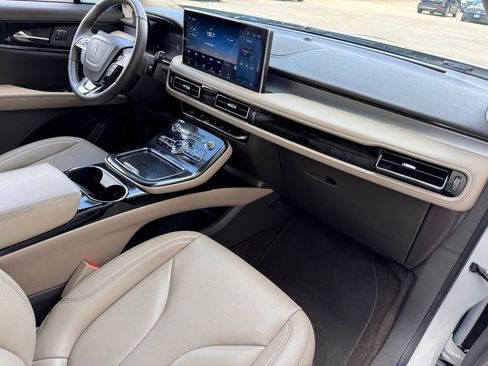 Used 2022 Lincoln Nautilus FWD w/ Premium Package image 18