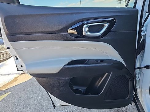 Used 2025 Jeep Compass Limited image 27