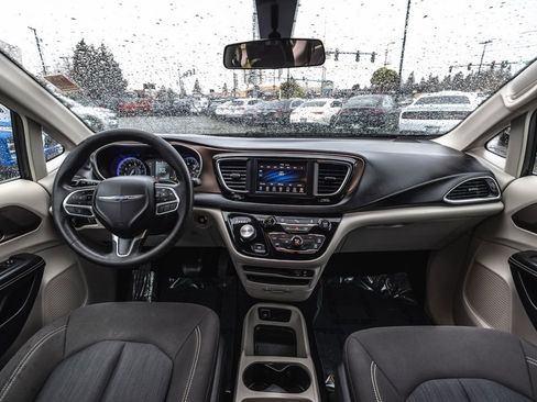 Used 2020 Chrysler Voyager L FWD image 24