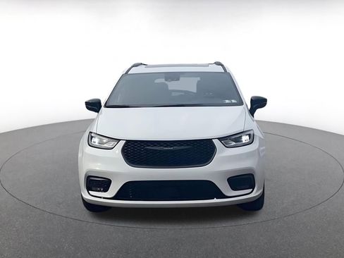 Used 2025 Chrysler Pacifica Limited image 4