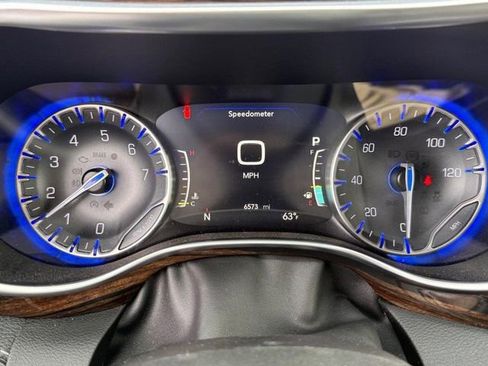 Used 2024 Chrysler Pacifica Limited w/ Uconnect Theater Family Group FWD image 31