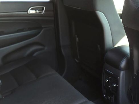 Used 2018 Jeep Grand Cherokee Laredo AWD/4WD image 37