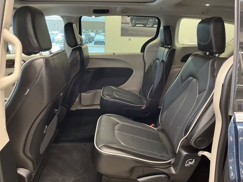 Certified 2024 Chrysler Pacifica Limited image 10