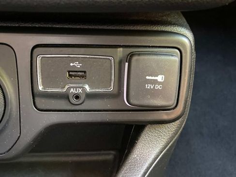 Used 2023 Jeep Renegade Latitude AWD/4WD image 28
