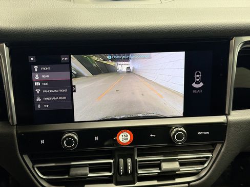 Certified 2025 Porsche Macan image 33