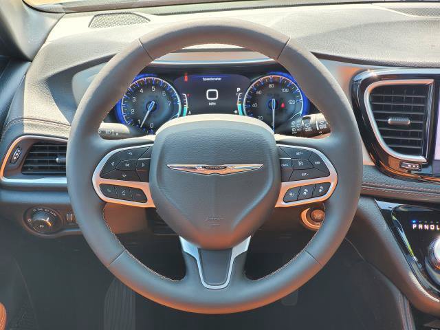 Certified 2025 Chrysler Pacifica Pinnacle FWD image 25