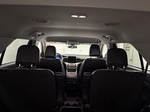 Used 2021 Ford Explorer XLT w/ Equipment Group 202A image 9