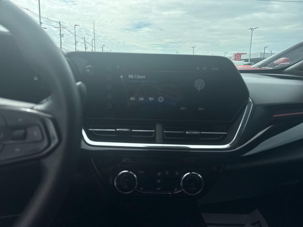 Used 2025 Chevrolet Trax RS w/ Driver Confidence Package FWD image 18