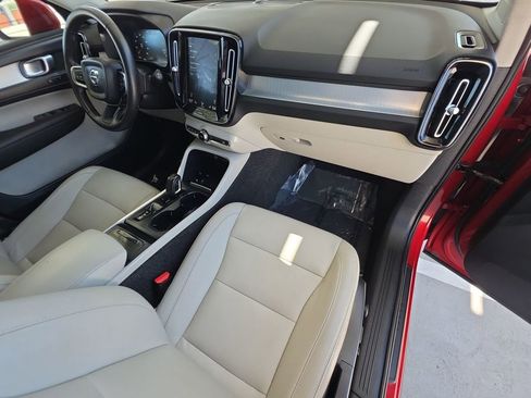 Used 2019 Volvo XC40 T4 Momentum FWD image 30