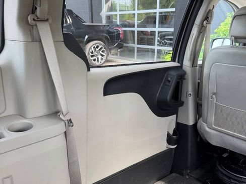 Used 2016 Dodge Grand Caravan SXT w/ UConnect Hands-Free Group FWD image 33