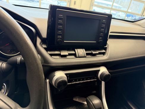 Used 2019 Toyota RAV4 LE image 9