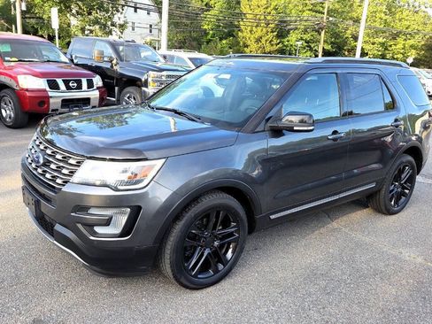 Used 2017 Ford Explorer XLT w/ Equipment Group 202A AWD/4WD image 2