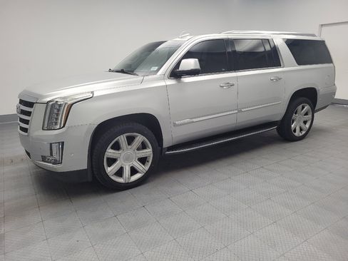 Used 2018 Cadillac Escalade ESV Luxury RWD image 2