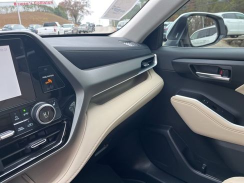 Used 2025 Toyota Highlander XLE image 29