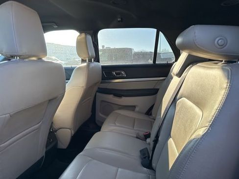 Used 2018 Ford Explorer XLT w/ Equipment Group 202A image 7