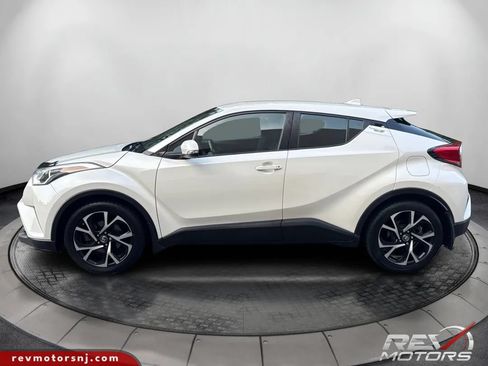 Used 2018 Toyota C-HR XLE FWD image 2