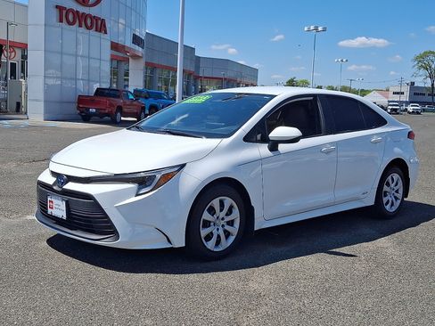 Used 2023 Toyota Corolla LE w/ Carpet Mat Package (TMS) AWD/4WD image 3