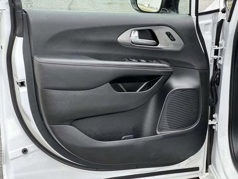 Used 2025 Chrysler Pacifica Select FWD image 16