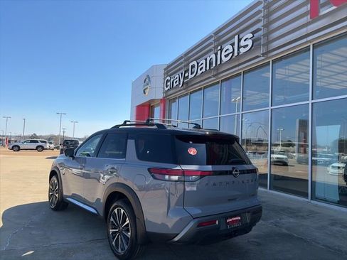 New 2026 Nissan Pathfinder Platinum image 2
