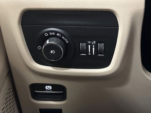 Used 2024 Jeep Grand Cherokee Limited w/ Luxury Tech Group II image 26