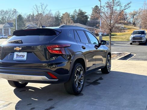 Used 2024 Chevrolet Trax LT w/ LT Convenience Package image 6