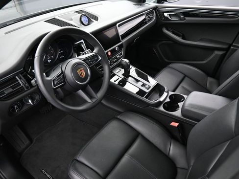 Certified 2025 Porsche Macan image 4
