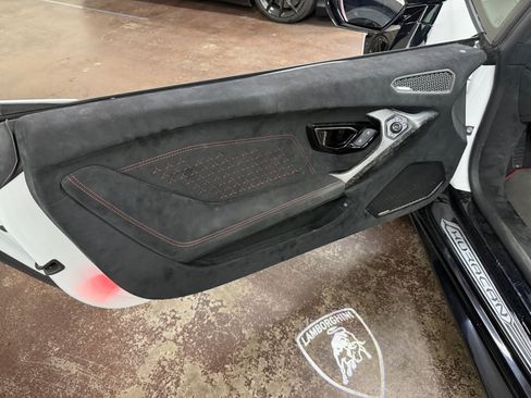 Used 2019 Lamborghini Huracan Performante AWD/4WD image 11