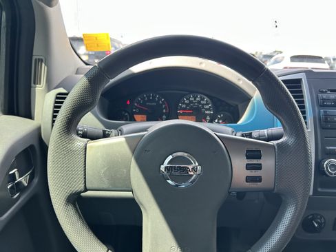Used 2011 Nissan Frontier SV AWD/4WD image 17