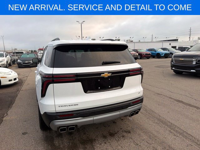 Used 2024 Chevrolet Traverse LT w/ Trailering Package FWD image 9