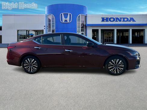 Used 2024 Nissan Altima 2.5 SV image 8