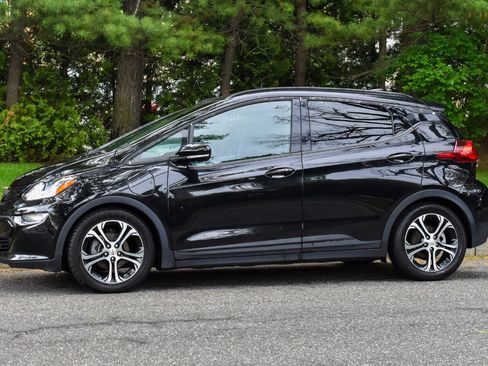 Used 2020 Chevrolet Bolt Premier w/ Infotainment Package FWD image 4
