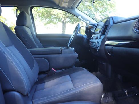 Used 2023 Nissan Titan SV image 18