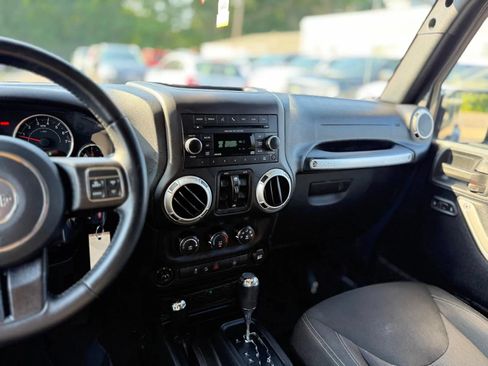 Used 2016 Jeep Wrangler Unlimited Sahara w/ Dual Top Group AWD/4WD image 21
