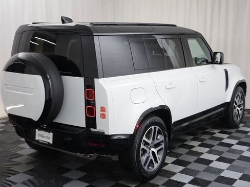 Used 2025 Land Rover Defender 110 X-Dynamic SE image 18