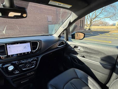 Used 2025 Chrysler Pacifica Select image 16