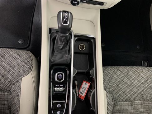 Used 2020 Volvo V60 T5 Cross Country image 13