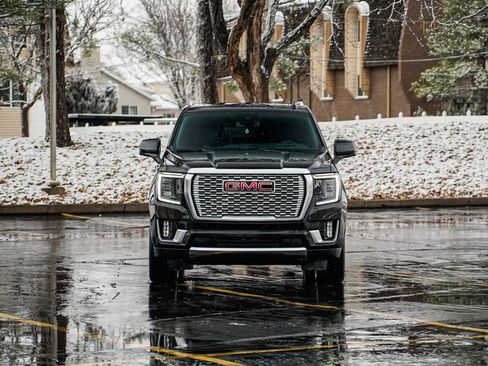Used 2023 GMC Yukon Denali image 2