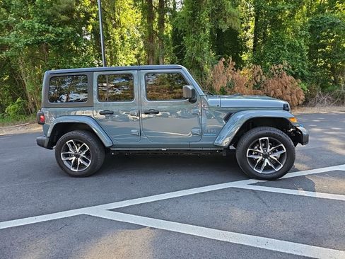 Used 2024 Jeep Wrangler Unlimited w/ Convenience Group AWD/4WD image 4