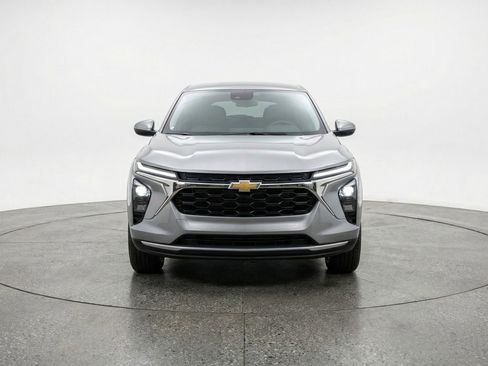 Used 2025 Chevrolet Trax LT image 2