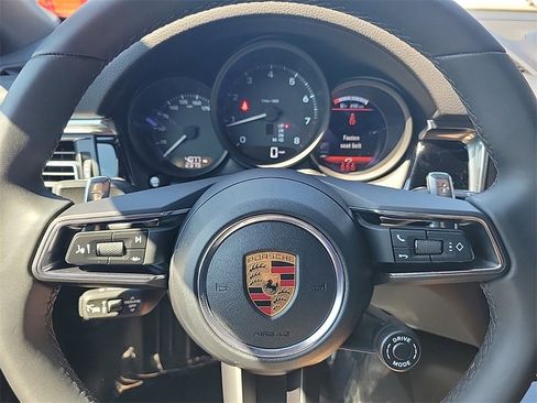 Used 2025 Porsche Macan image 34