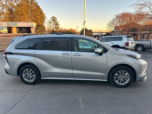 Used 2025 Toyota Sienna XLE image 2