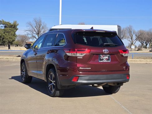 Used 2017 Toyota Highlander LE image 5