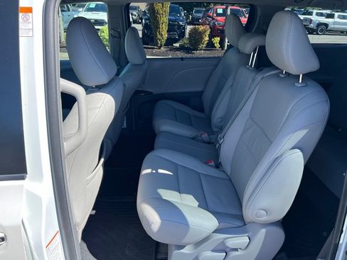 Used 2018 Toyota Sienna XLE w/ XLE Navigation Package FWD image 16
