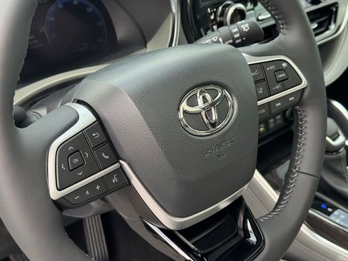Used 2026 Toyota Highlander Platinum AWD/4WD image 16