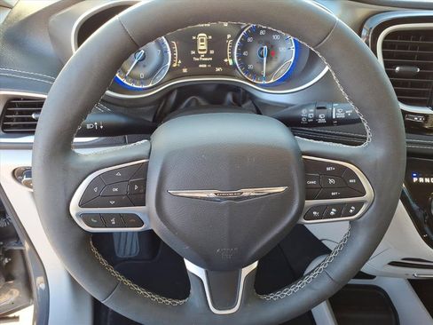 Used 2023 Chrysler Pacifica Touring-L image 18