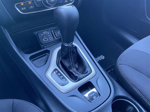 Used 2016 Jeep Cherokee Latitude w/ Comfort/Convenience Group image 29