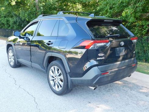 Used 2020 Toyota RAV4 XLE Premium FWD image 3